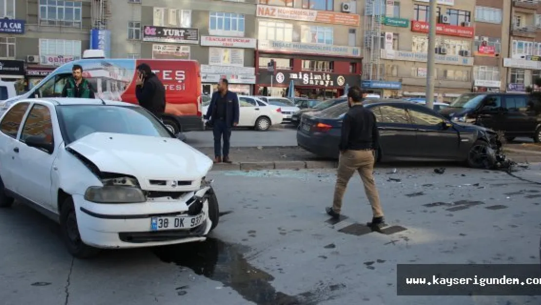 2 otomobil çarpıştı: 1 yaralı