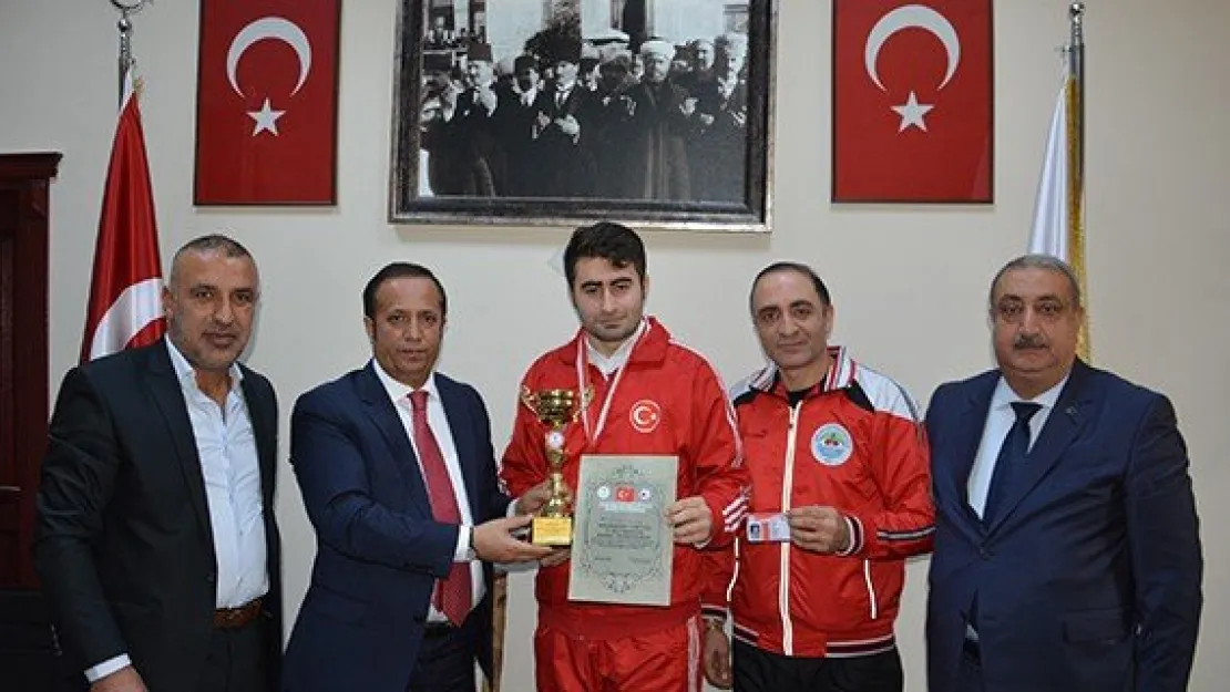 Başkan Toltar, başarılı sporcuyu makamında ağırladı