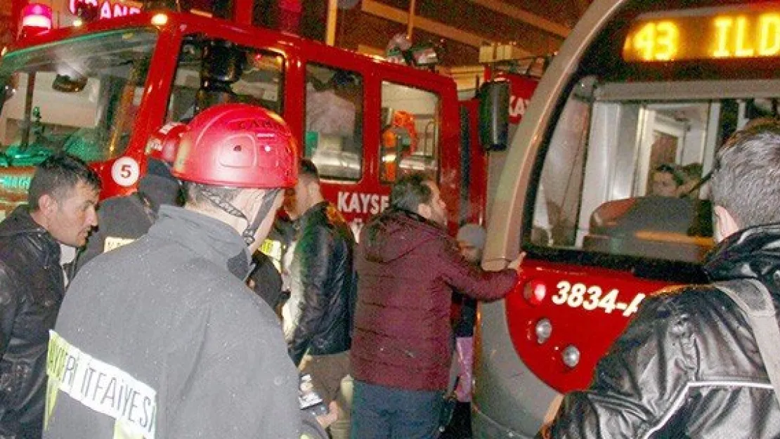 Bisikletiyle tramvay altında kaldı