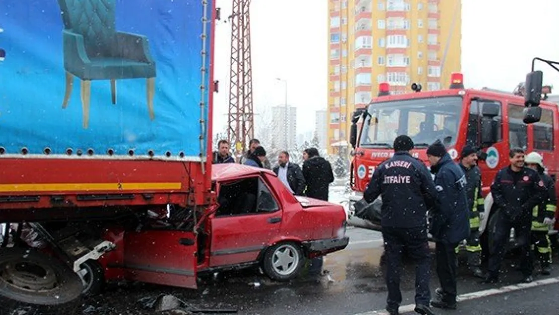 Kazaya bakarken tırın altına girdi