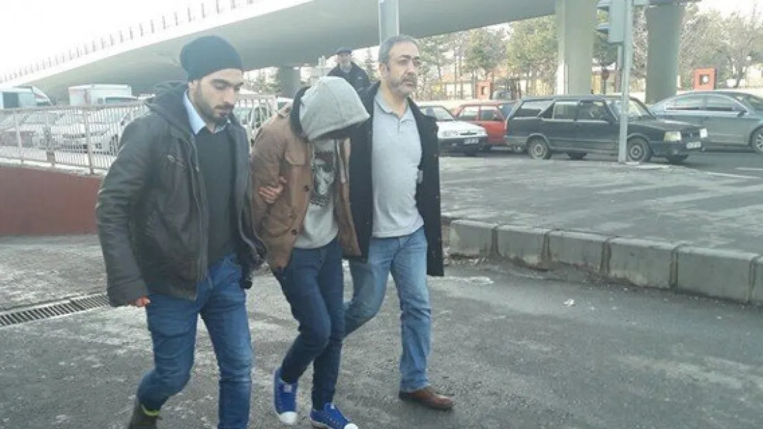 Kendini Savcı Olarak Tanıtan Ve Dolandırıcılık Yapan Zanlı Yakalandı