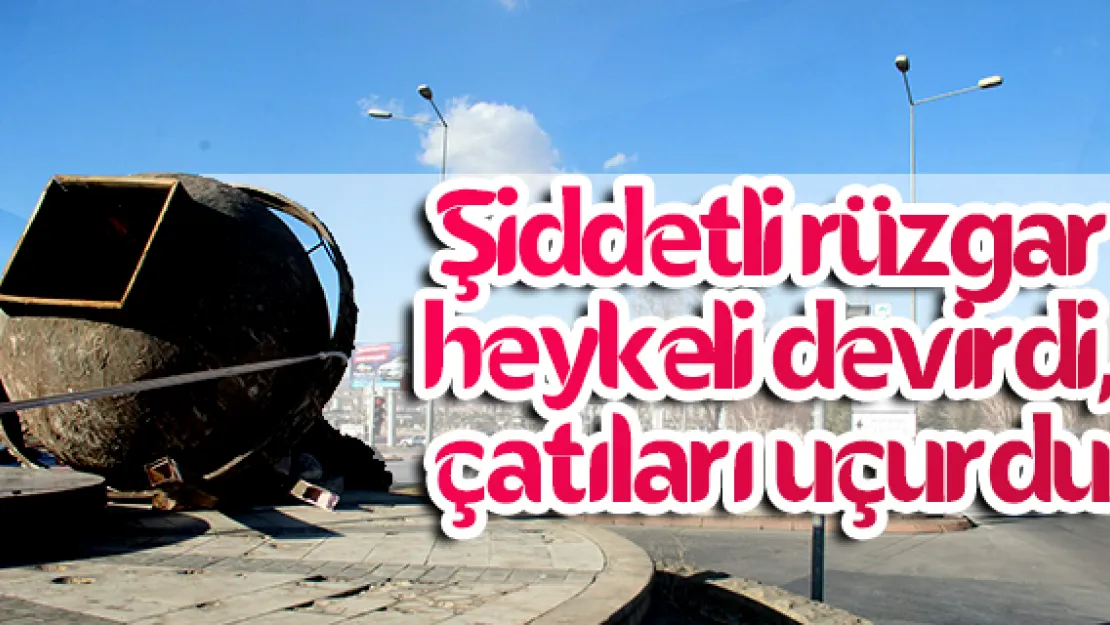 Şiddetli rüzgar heykeli devirdi, çatıları uçurdu
