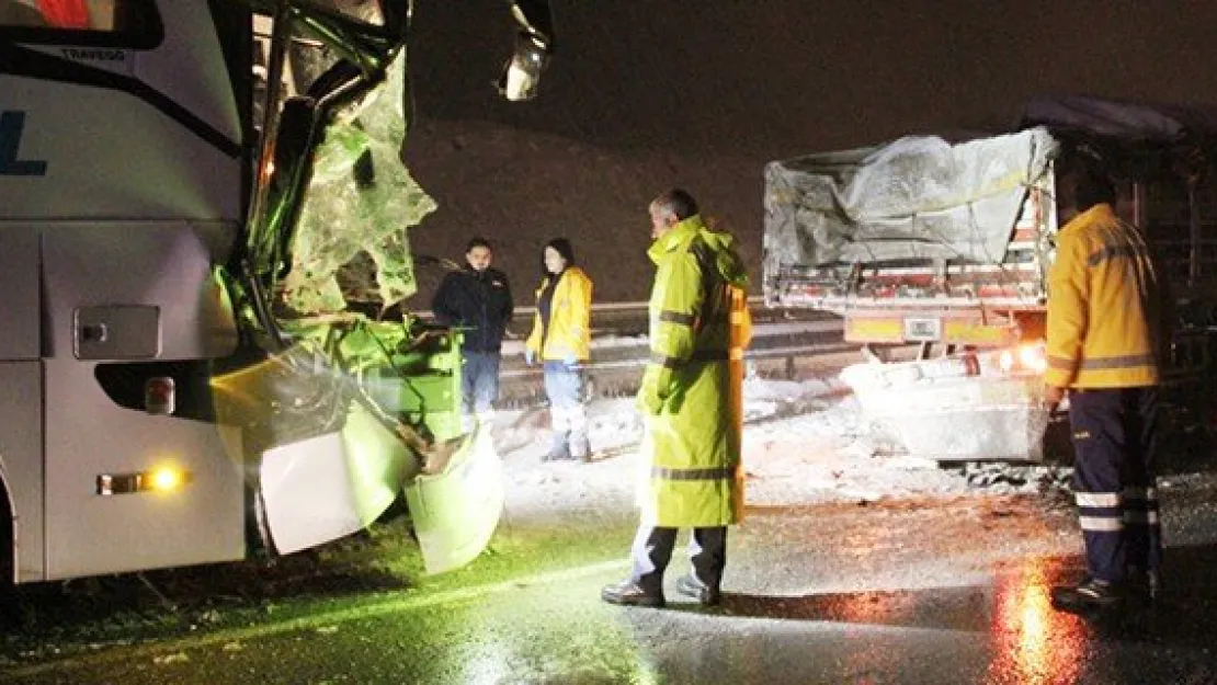 Sivas'ta yolcu otobüsü tıra çarptı: 10 yaralı