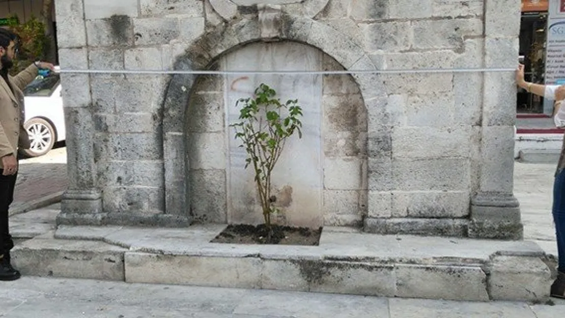 Tarihi çeşmeyi yıkılmaktan kurtardılar