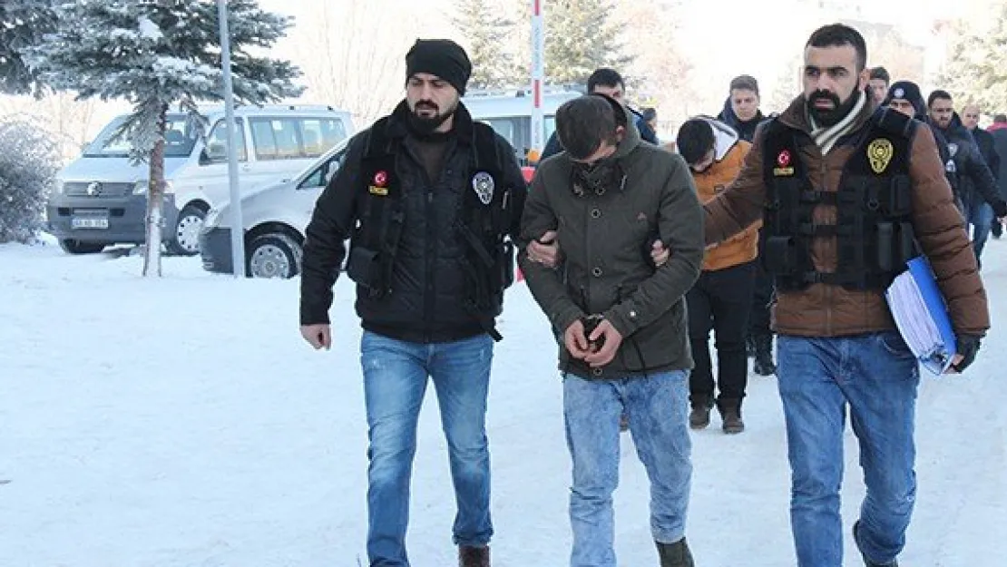 Uyuşturucu sattıkları iddiasıyla 5 kişi tutuklandı