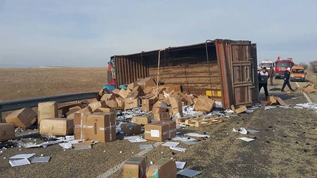Ankara-Kayseri karayolunda kamyon yan yattı