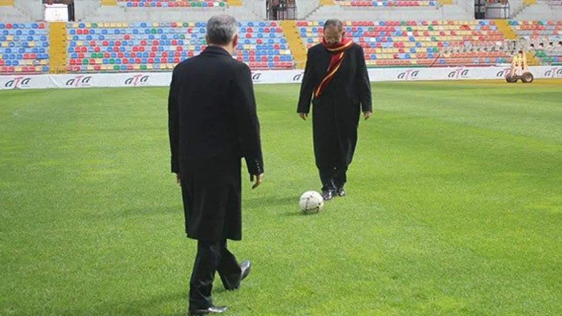 Bakanlar Özhaseki ve Kılıç, Kadir Has Stadı'nda top oynadı