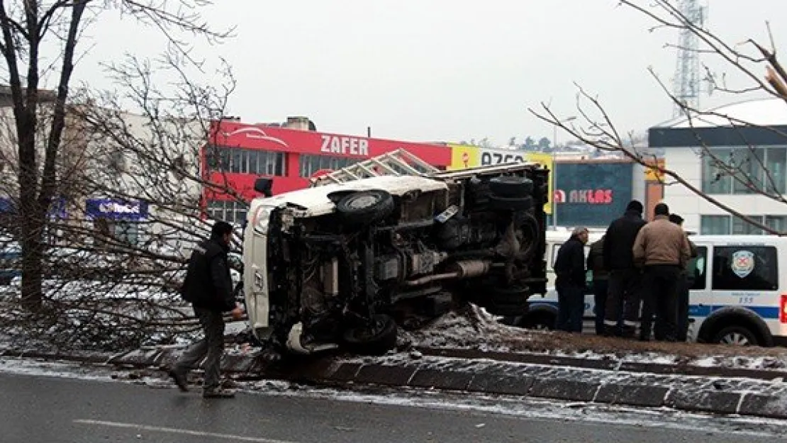 Kamyonet yan yattı: 1 yaralı