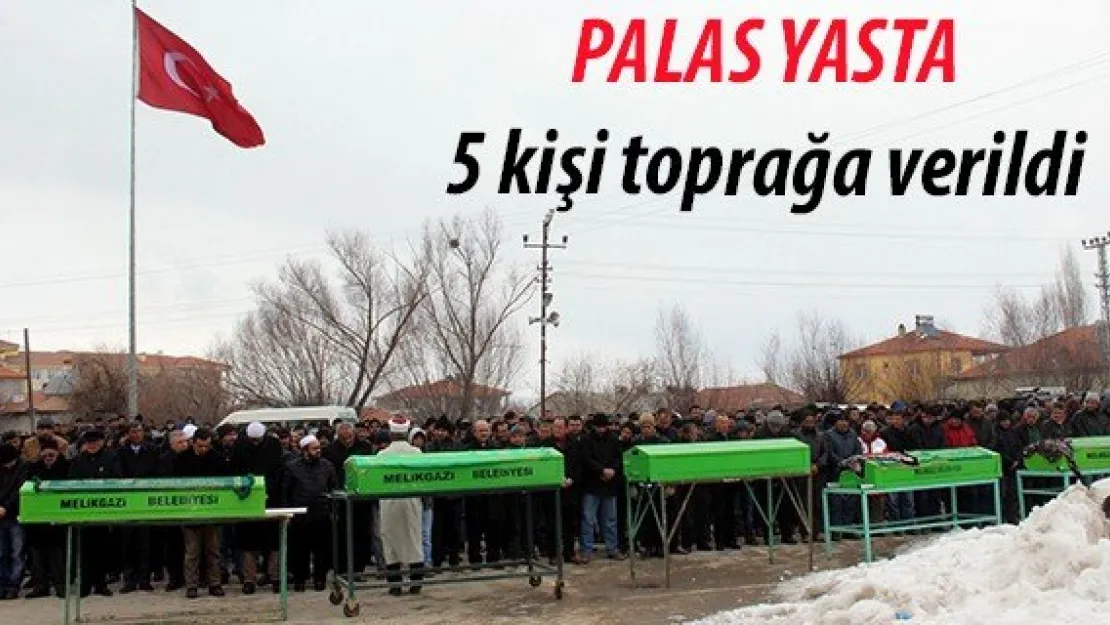 Kazada hayatını kaybeden 5 kişi toprağa verildi