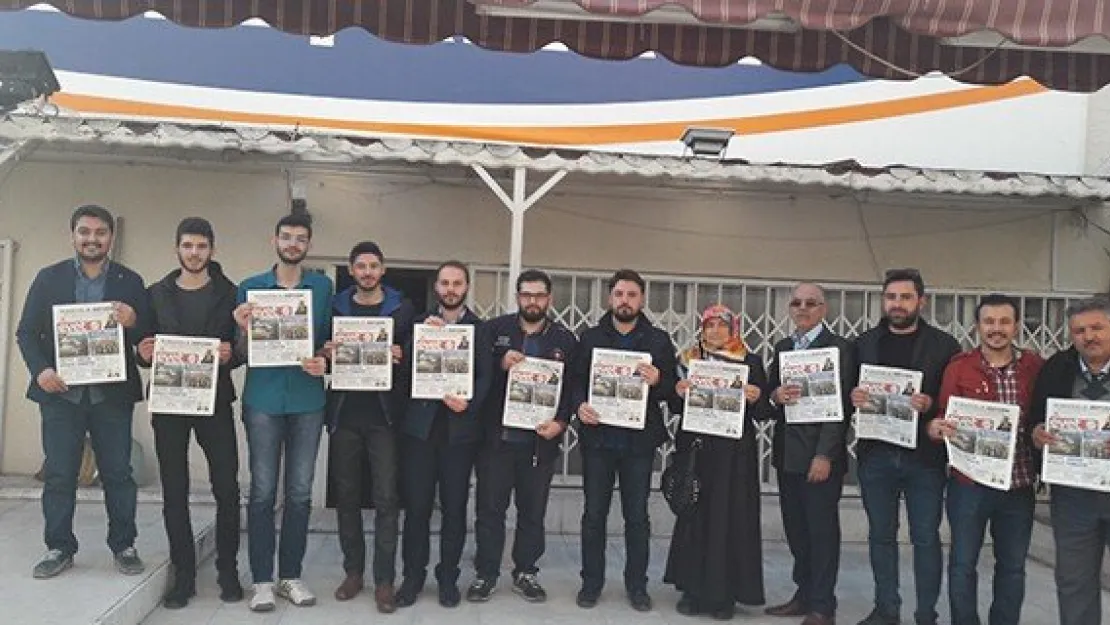 AK Partili gençler 'Evet' gazetesi dağıtıyor