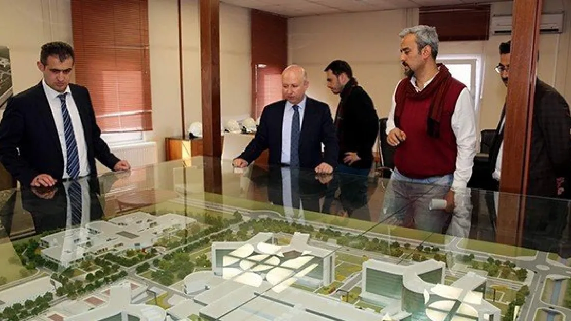 Başkan Çolakbayrakdar bölge hastanesini inceledi