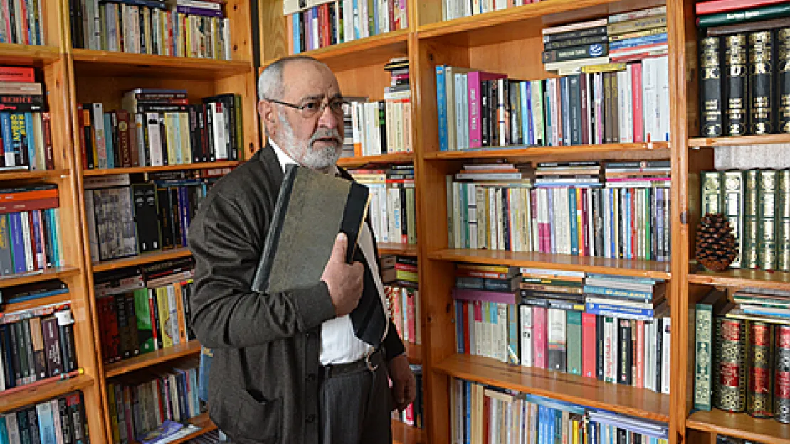 &quotKitap kurdu&quotnun kütüphanesi evine sığmıyor