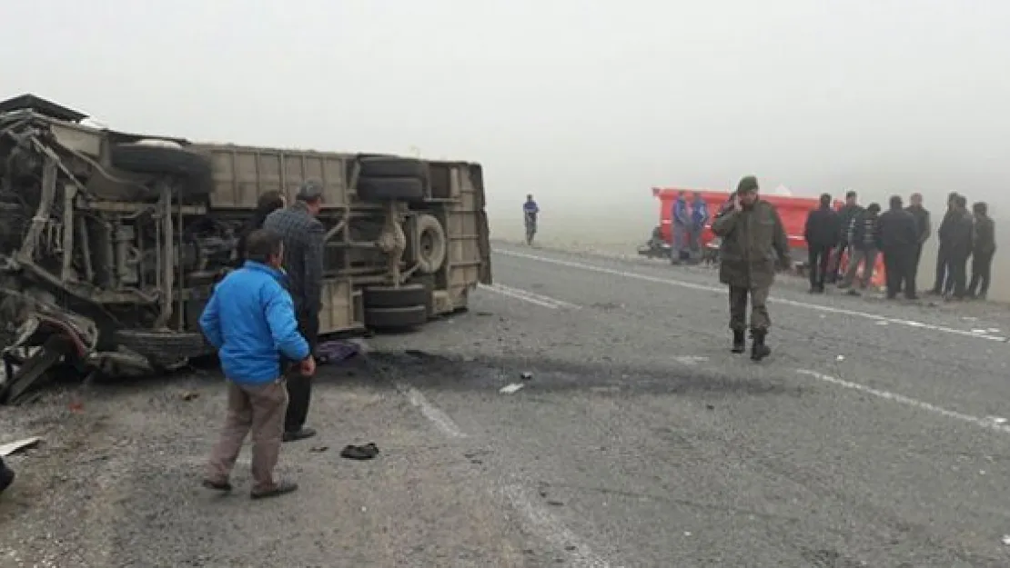 Öğrenci servisi TIR'a çarptı: 1 öğrenci öldü