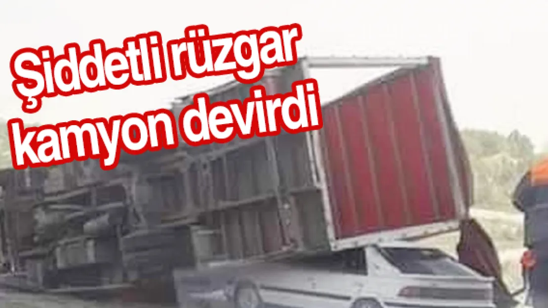 Şiddetli rüzgar kamyon devirdi