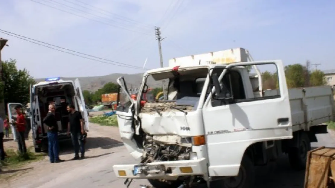Kamyonet kepçeye çarptı: 2 yaralı