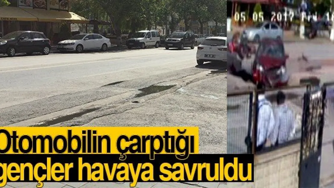 Otomobilin çarptığı motosikletteki gençler havaya savruldu