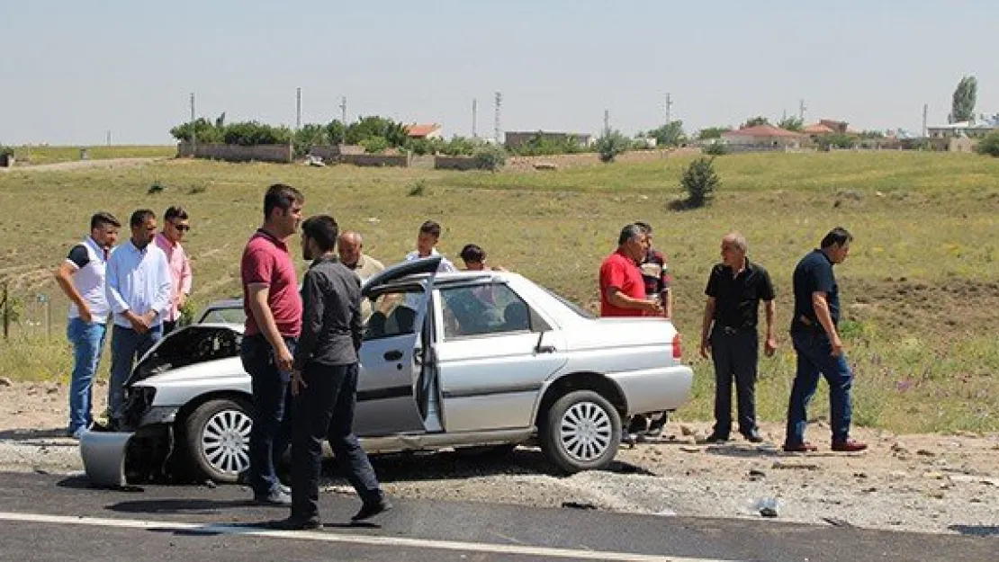 2 otomobil kafa kafaya çarpıştı: 5 yaralı