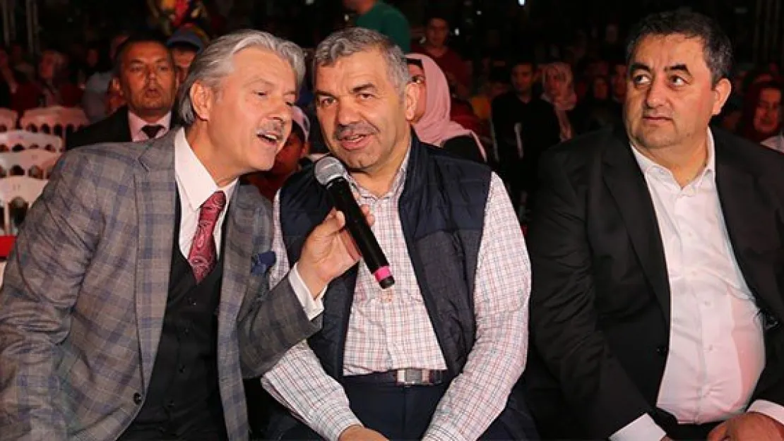 Başkan Çelik, ilahilere eşlik etti