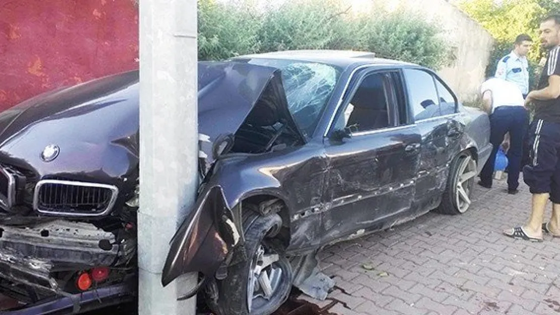 Hakimiyetini kaybeden sürücü direğe çarptı