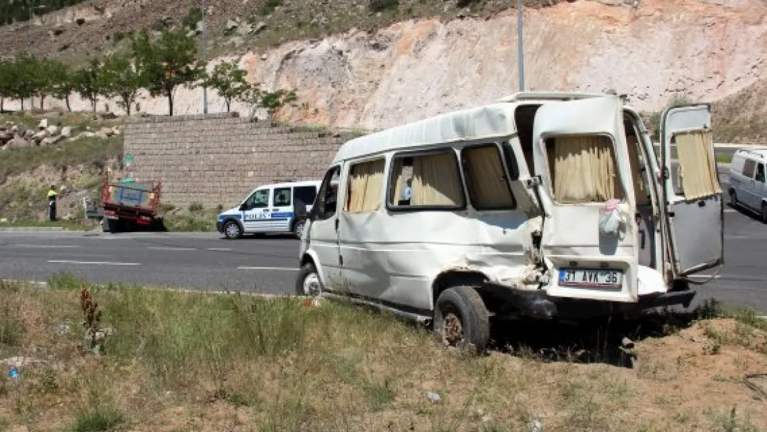 Kamyonet ile minibüs çarpıştı: 6 yaralı