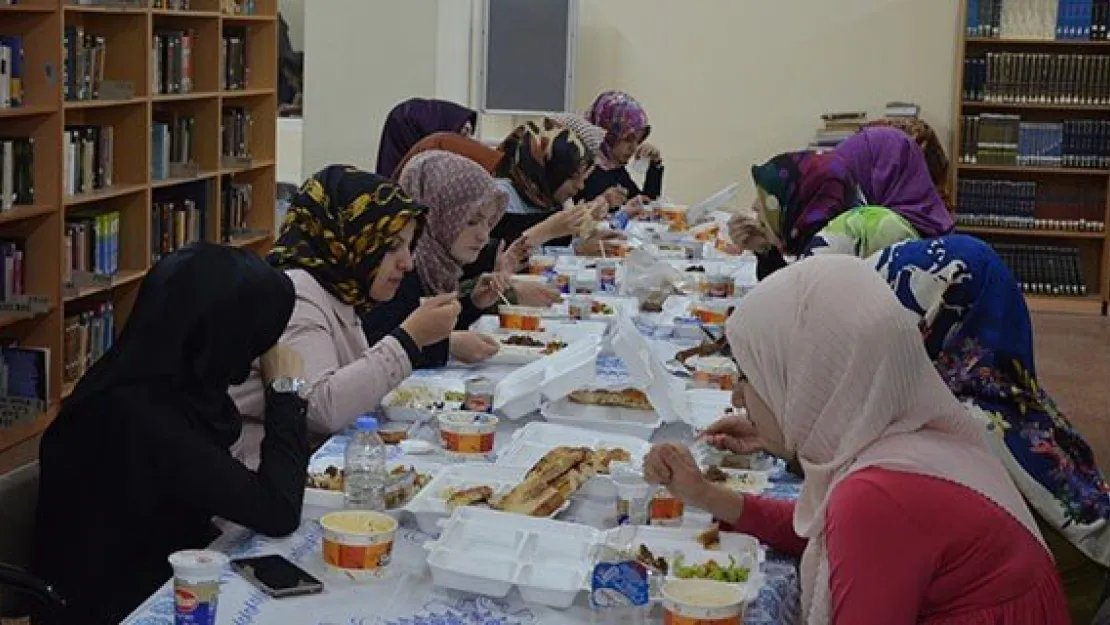 Yaptırdığı okulun öğrencilerine iftar verdi