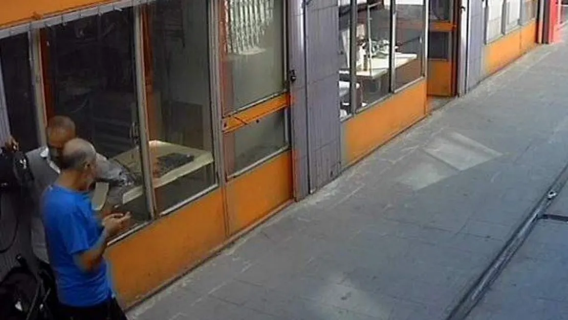 Bebek arabasından kadın çantası çaldılar