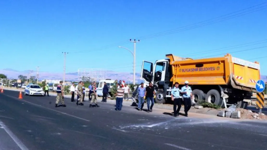 Hafriyat kamyonu otomobili biçti: 1 ölü