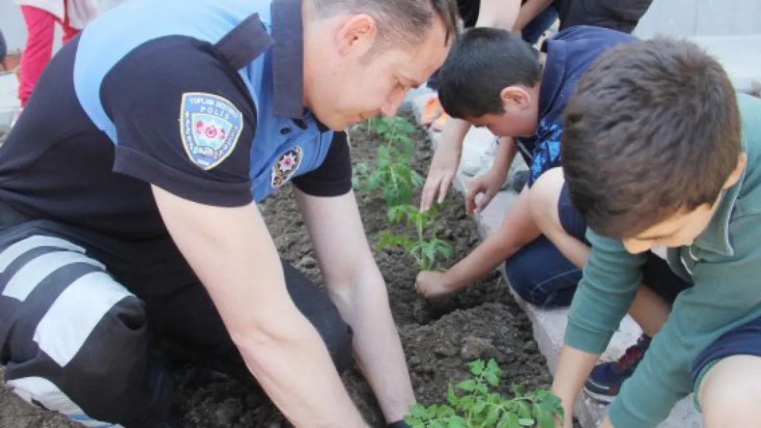 Polis çocukları toprakla buluşturdu