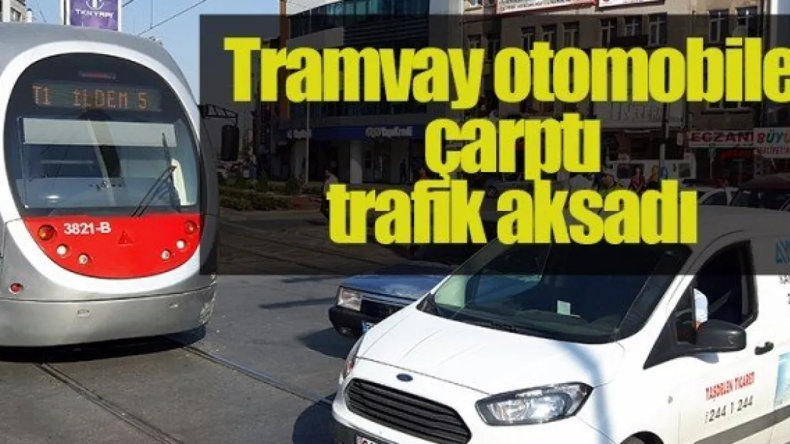 Tramvay otomobile çarptı, trafik aksadı