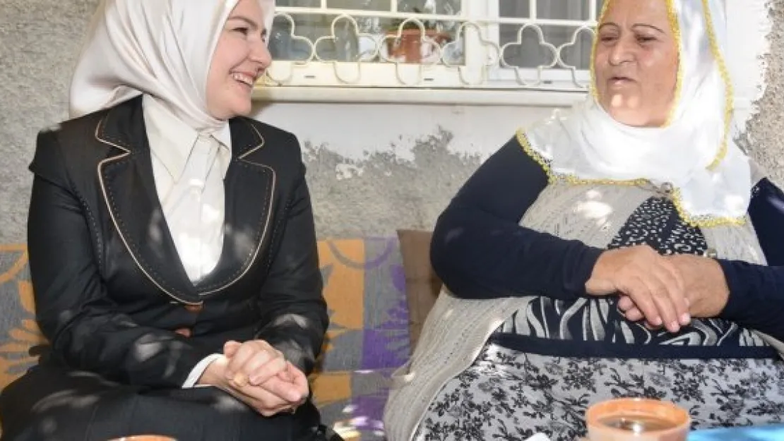 Fatma Çolakbayrakdar, el öptü gönül aldı