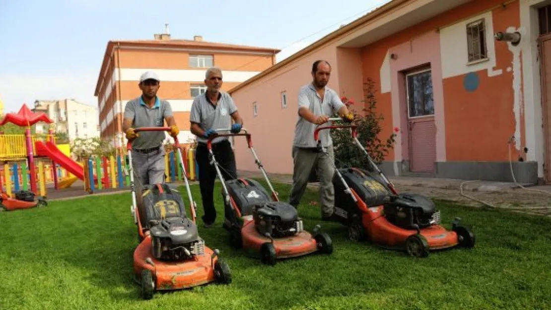 Okulların bahçe temizliği yapıldı