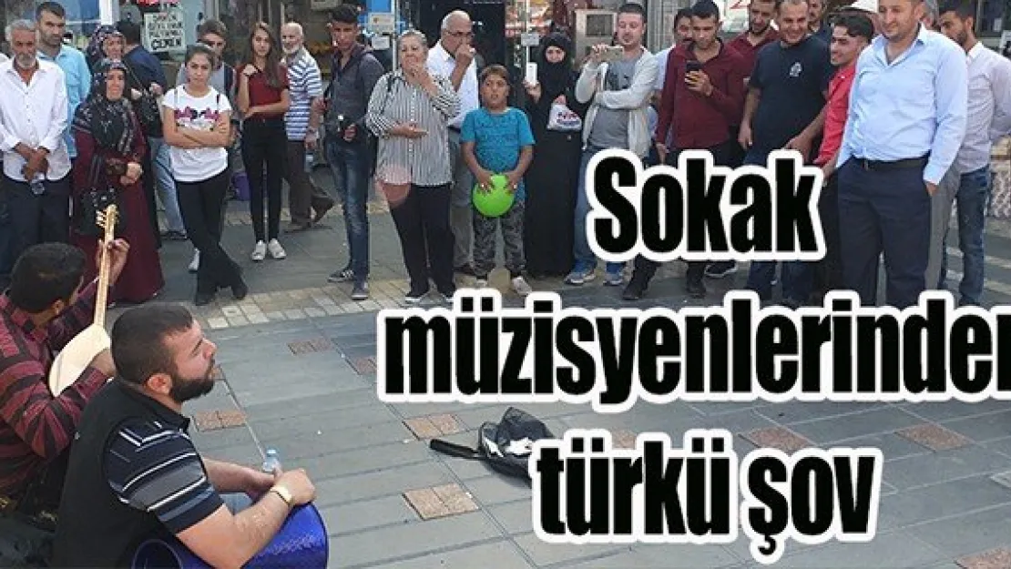 Sokak müzisyenlerinden türkü şov