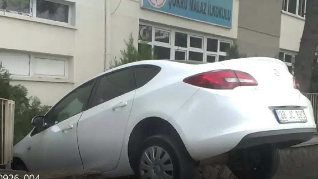 Şükrü Malaz İlköğretim Okuluna Araçla daldı
