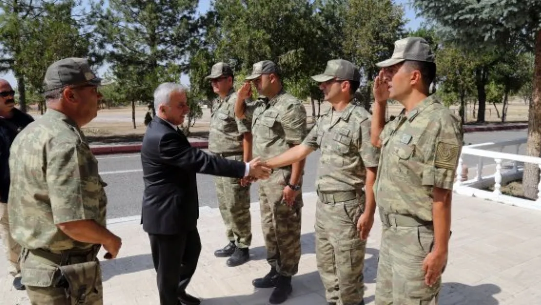 Vali Kamçı'dan KYK ve Mühimmat Bölge Komutanlığı ziyareti