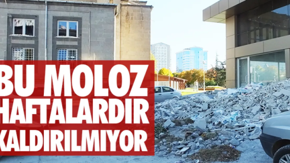 Bu moloz haftalardır kaldırılmıyor