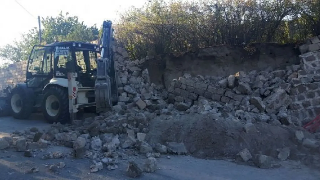 Çöken istinat duvarının altında kalan işçi yaralandı