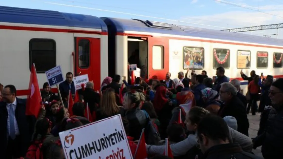 Tekden Cumhuriyet Eğitim Treni Sivas'a uğurlandı