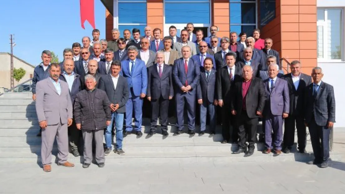 Vali Kamçı Sarıoğlan'da muhtarlarla bir araya geldi
