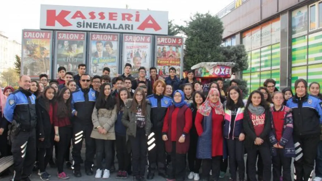Emniyet, öğrencileri sinema şenliği ile motive etti