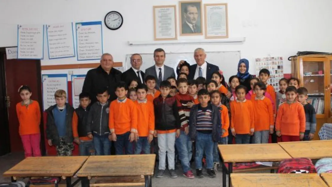 9 yaşındaki Suriyeli Ragat tercümanlık yapıyor
