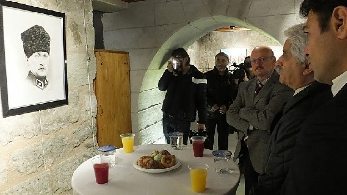 Güvenlik görevlisi &quotKarma Resim Sergisi" açtı