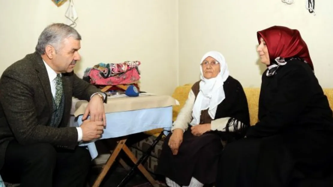 Başkan Çelik ve eşinden yaşlılara ziyaret