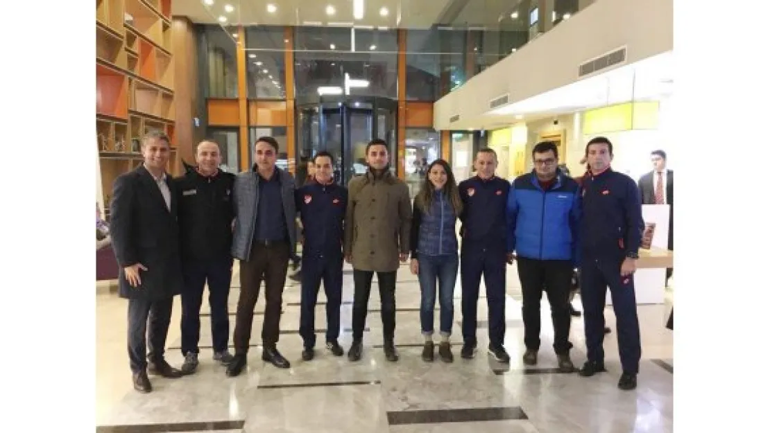 Cüneyt Çakır Kayserili hakemler ile buluştu