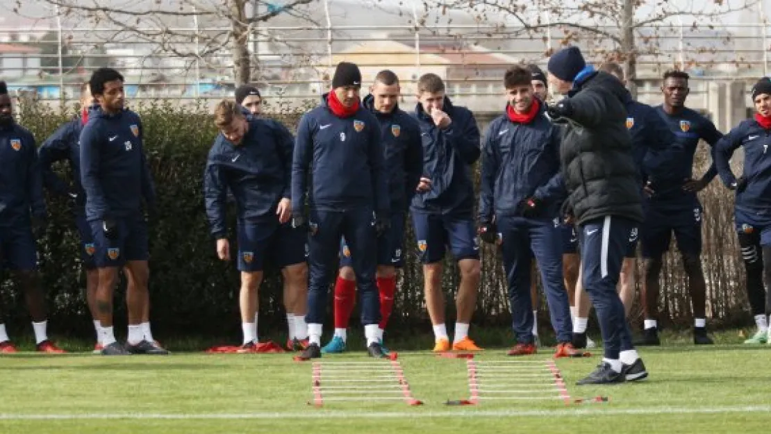Kayserispor Antalya'da 3 puan arıyor