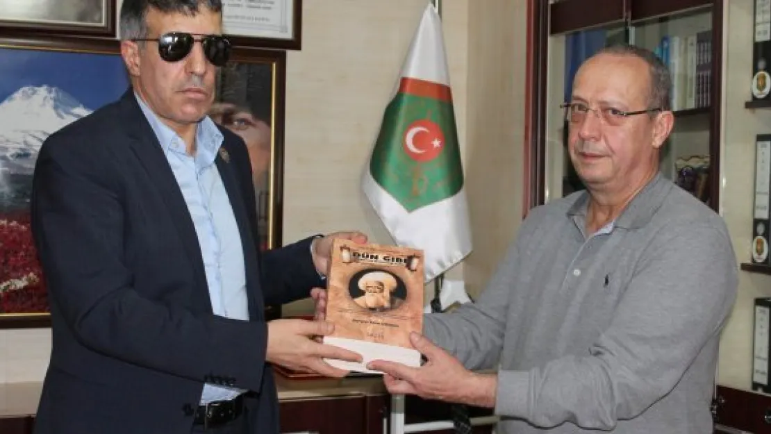 Kitap gelirini şehit ailelerine bağışladı