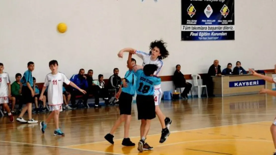 Hentbol yarı final müsabakaları yapıldı