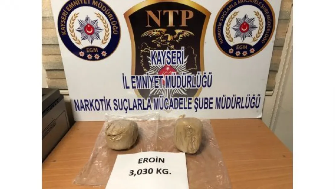 Yolcunun çantasından 3 kilo eroin çıktı