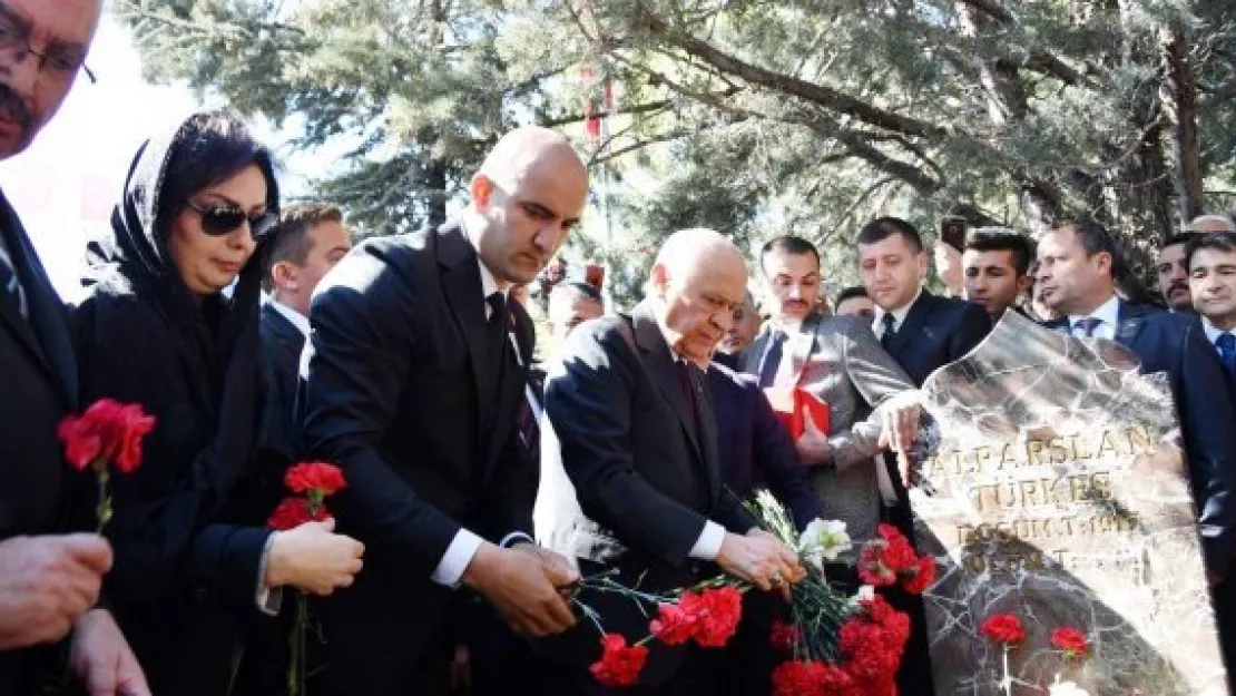MHP ve Ülkü Ocakları Türkeş'i andı