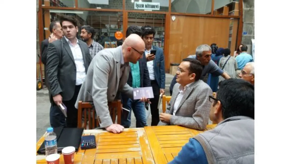 Aktaş 'FETÖ'nün Kumpası ByLock Zokası' kitabını imzaladı