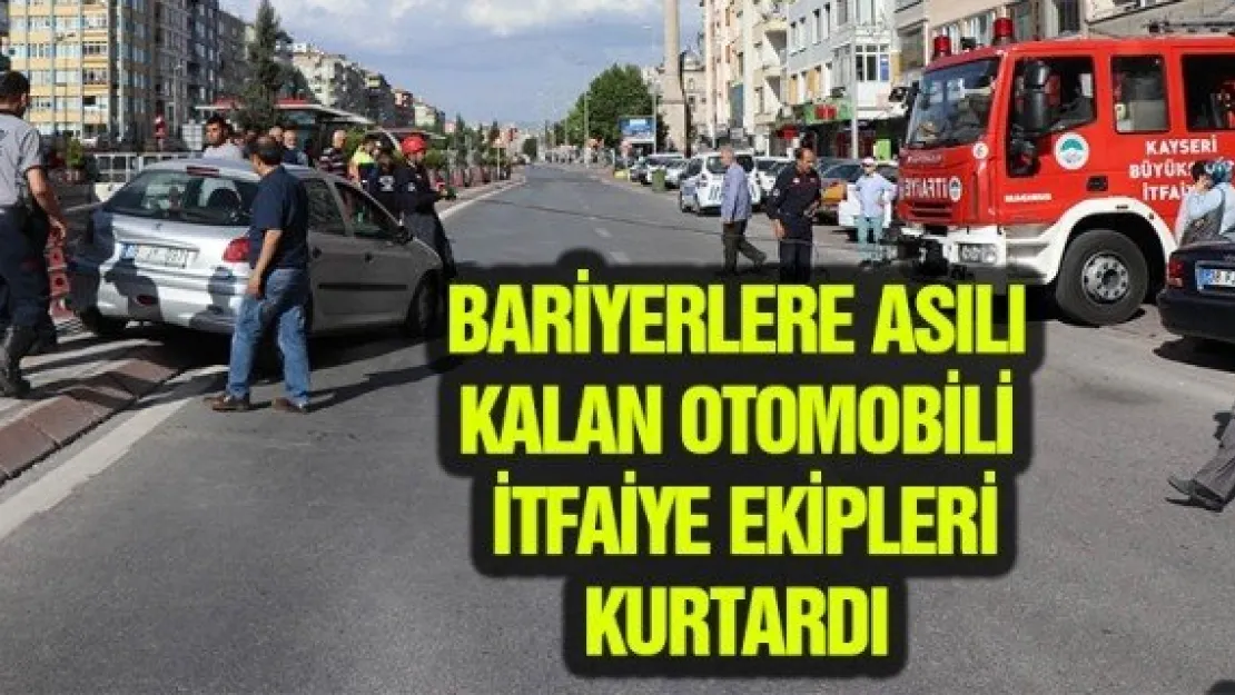 BARİYERLERE ASILI KALAN OTOMOBİLİ İTFAİYE EKİPLERİ KURTARDI